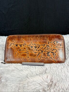 Glove-Tanned Leather Vintage Wallet - Continuous 360° Cattle Herd Embossing